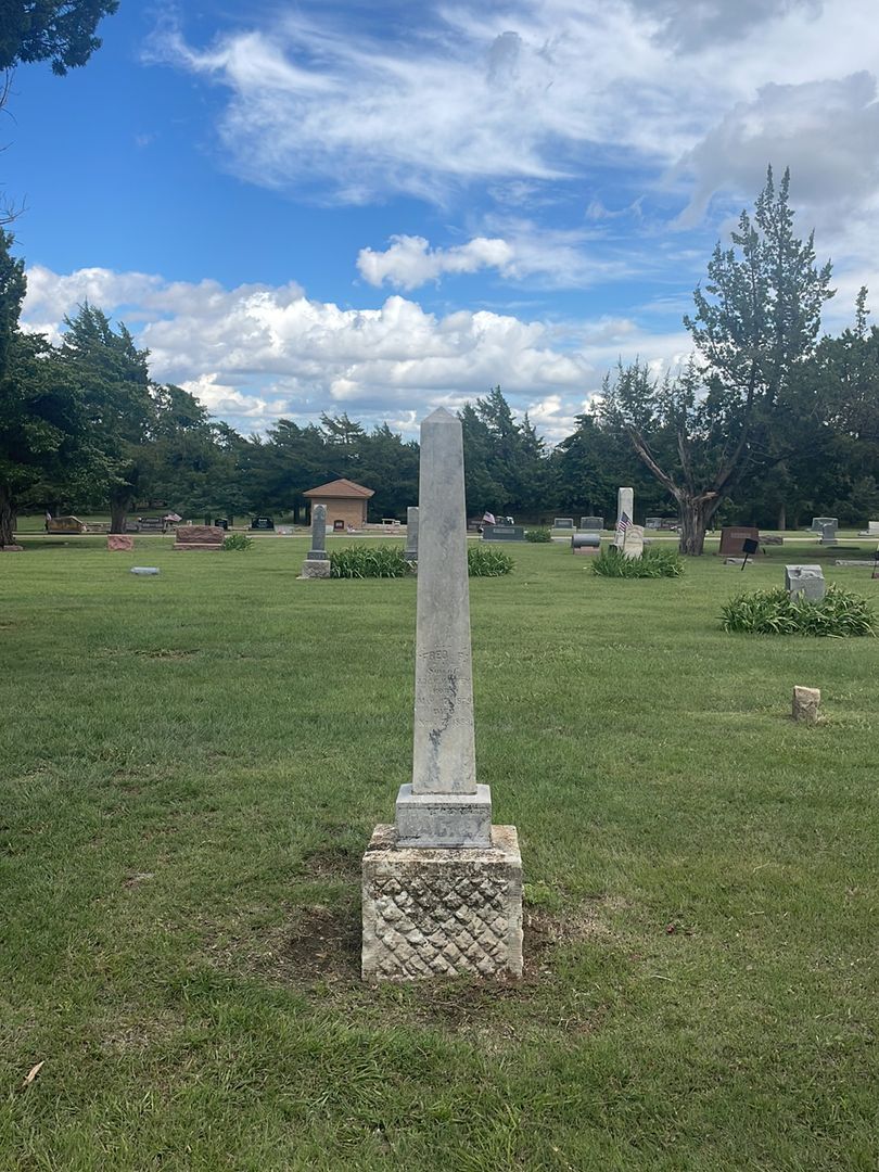 Fred F. Mackey's grave. Photo 1