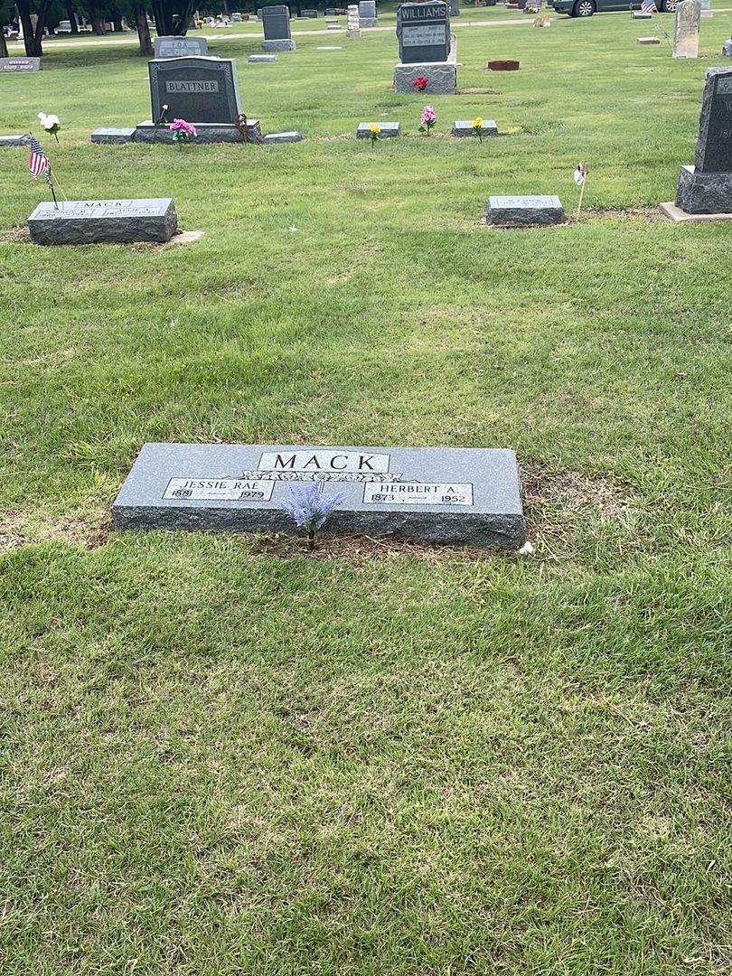 Jesse Rae Mack's grave. Photo 1