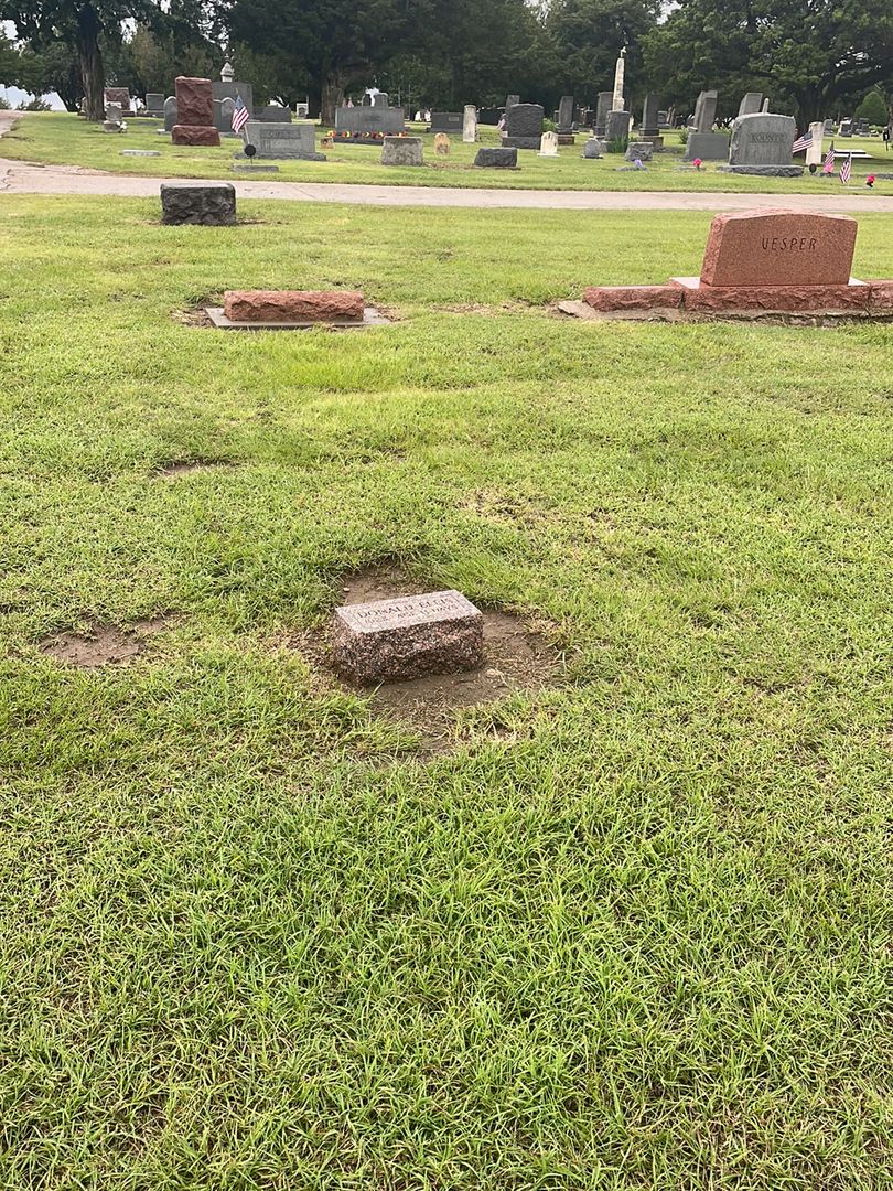 Donald Ellis's grave. Photo 1