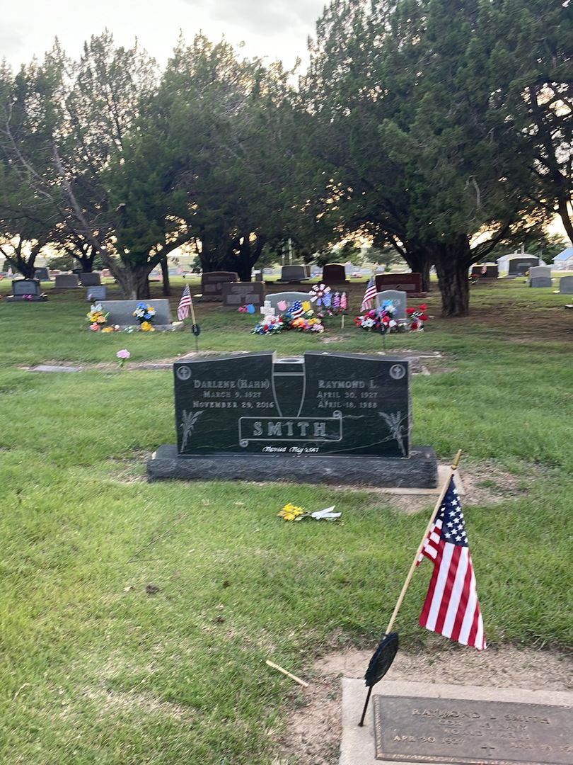Darlene R. Hahn Smith's grave. Photo 1