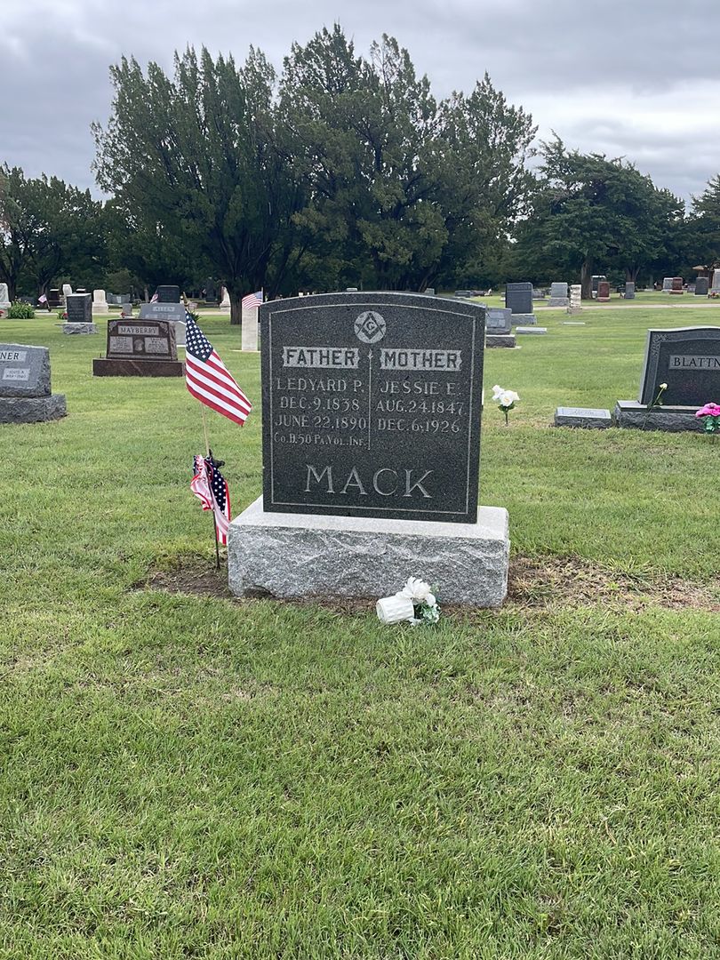 Ledyard P. Mack's grave. Photo 1