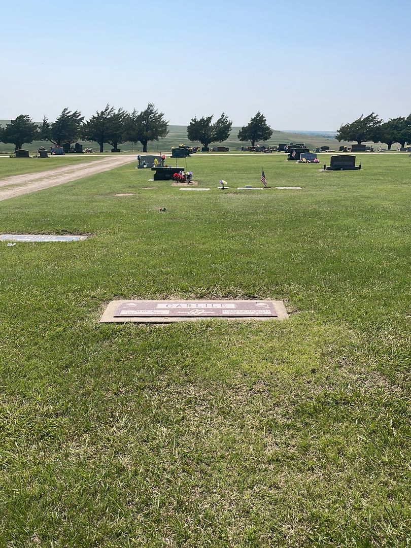 Sene R. Carlile's grave. Photo 1