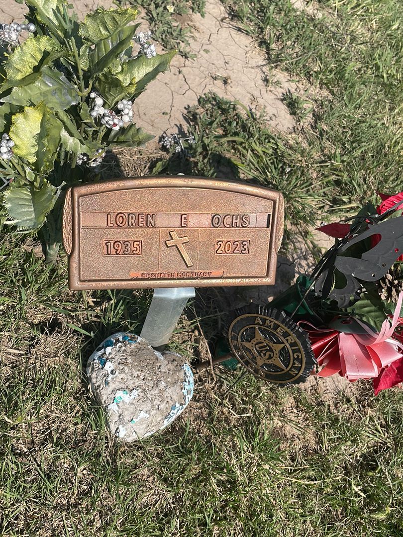Loren E. Ochs's grave. Photo 1