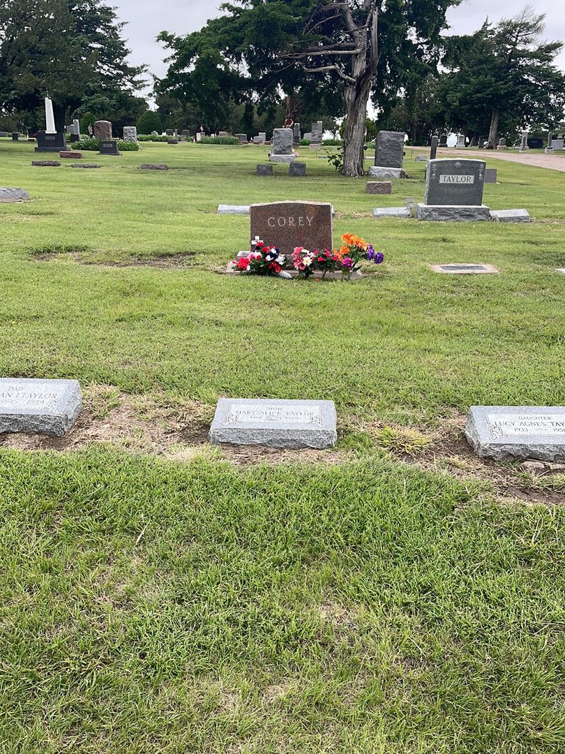 Mary Alice Taylor's grave. Photo 1