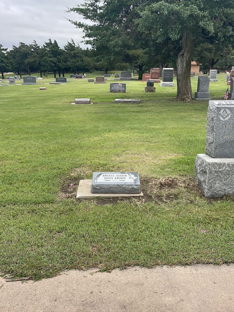 Brucia Austin Davis Brown's grave. Photo 1