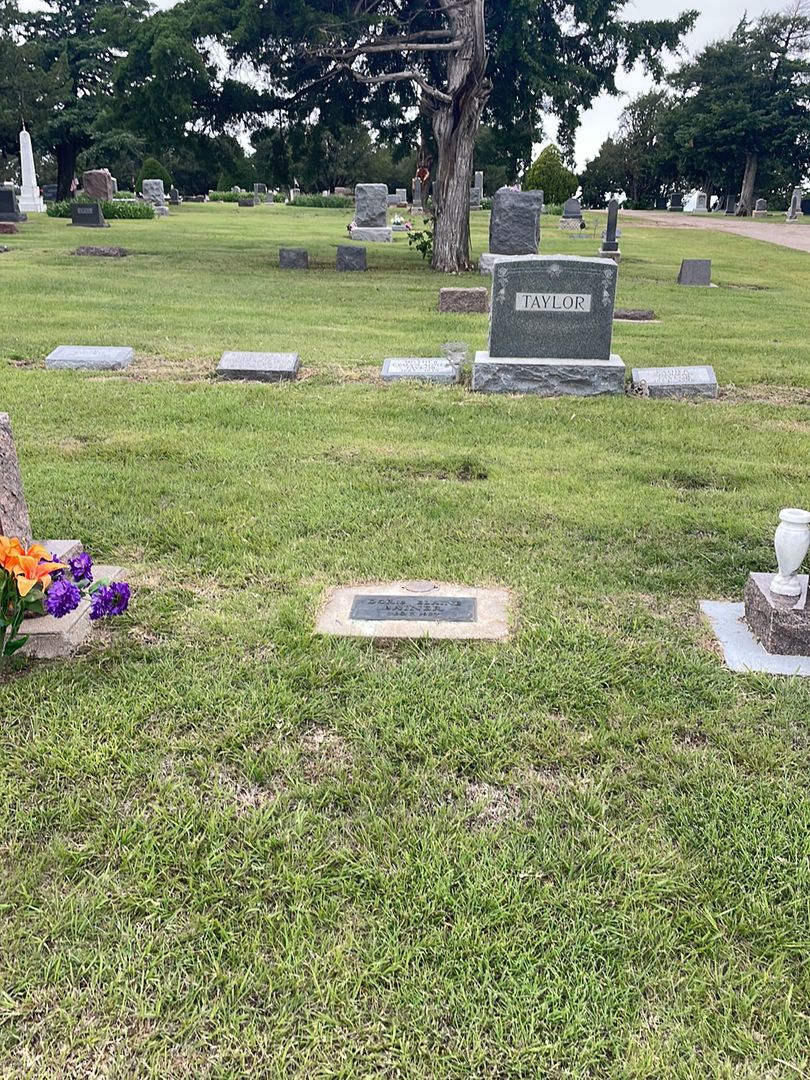 Doris Elaine Bainer's grave. Photo 1
