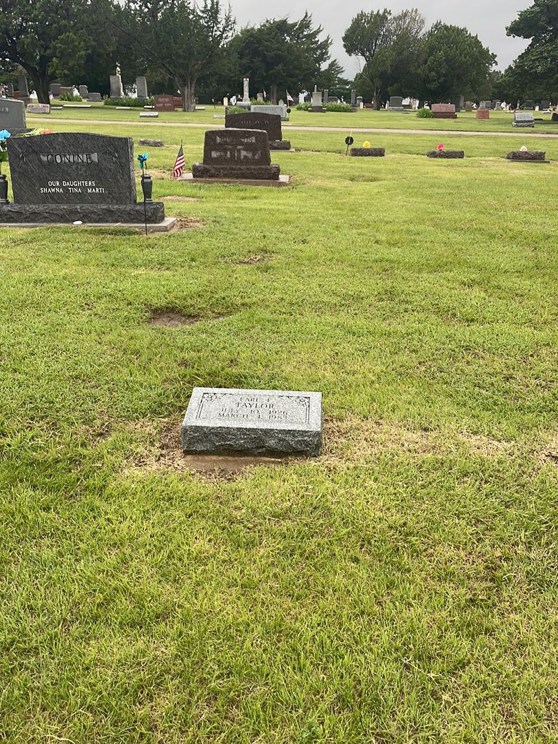 Earl E. Taylor's grave. Photo 1