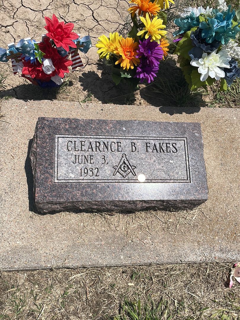 Clearnce B. Fakes's grave. Photo 1