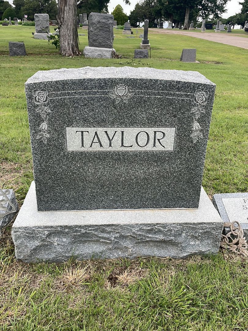 Alice Evalyn Taylor's grave. Photo 1