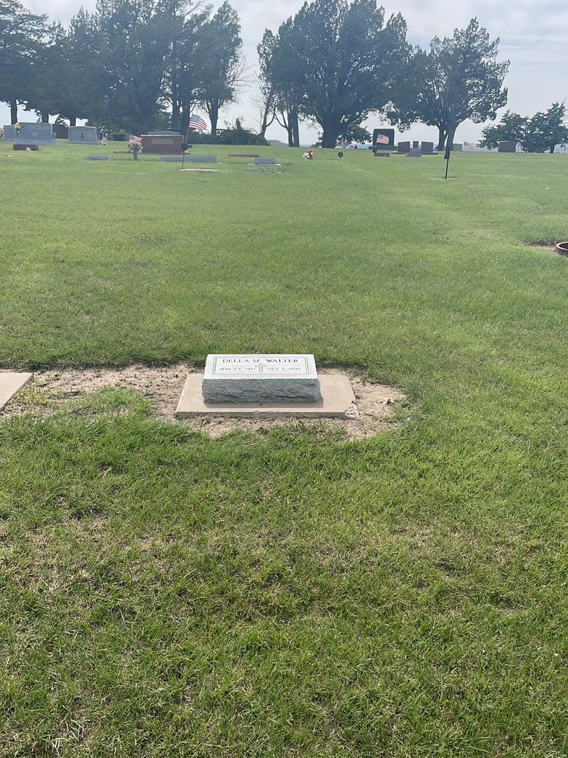 Della M. Walter's grave. Photo 1