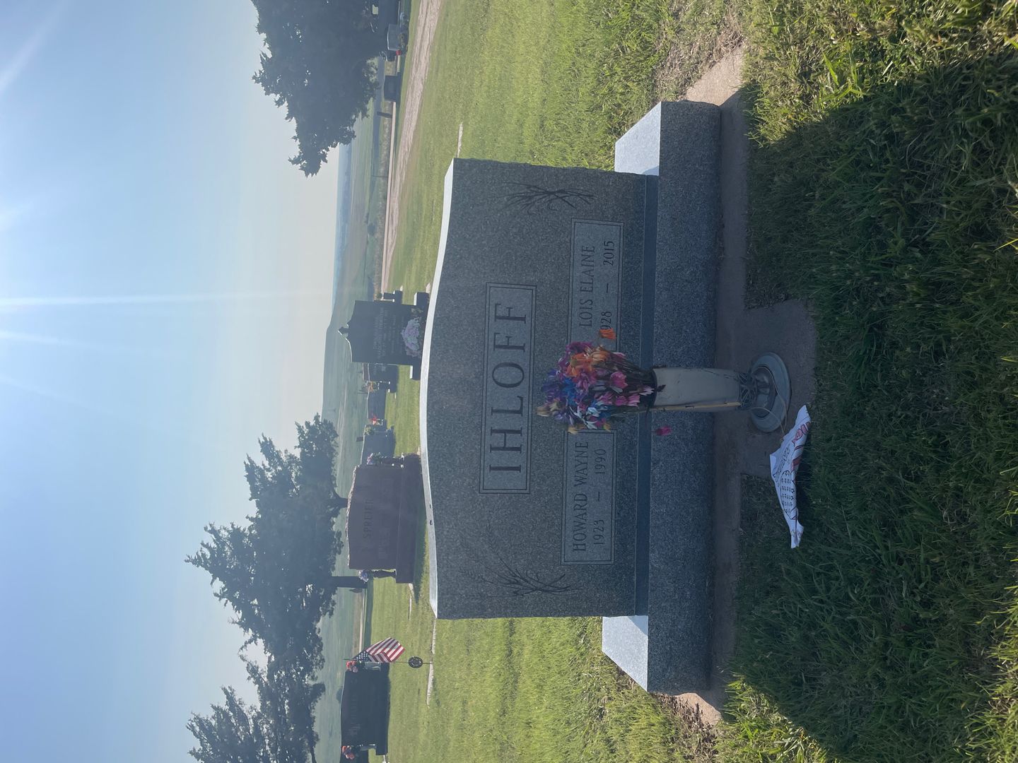 Lois Elaine Ihloff's grave. Photo 1