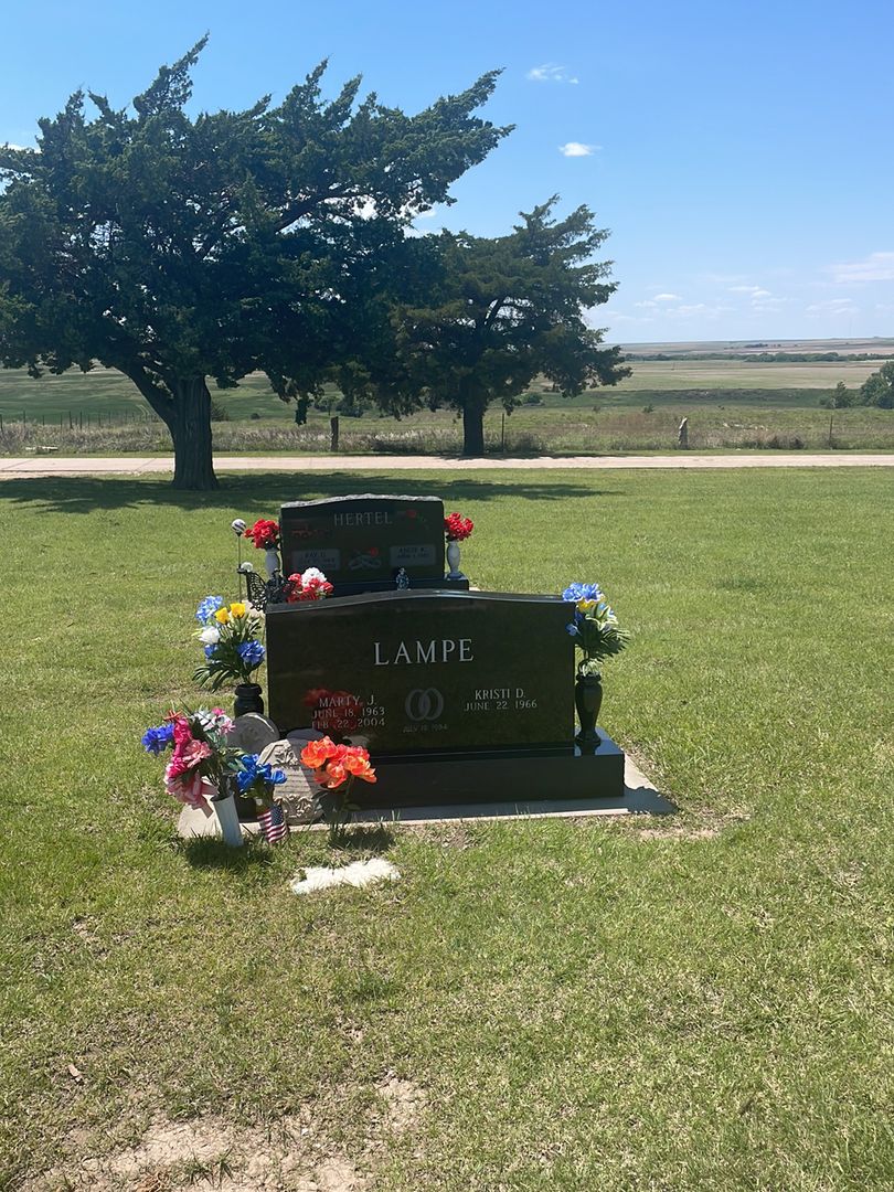 Marty J. Lampe's grave. Photo 1