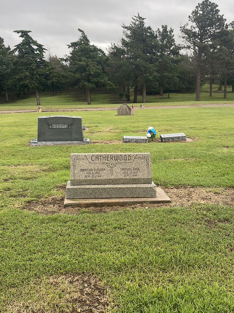 Martha Elnora Catherwood's grave. Photo 1