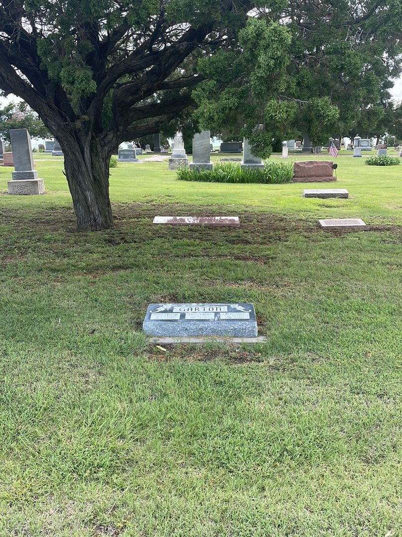 Emery Ellis Garton's grave. Photo 1