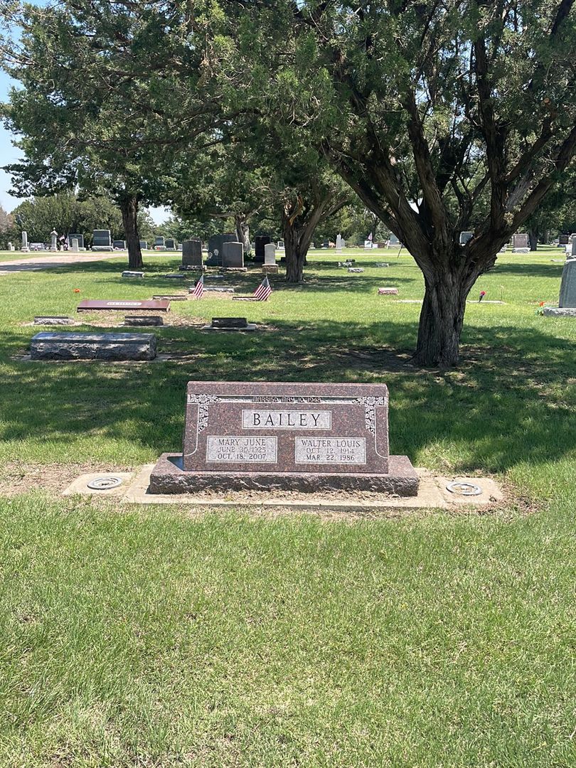 Mary June Bailey's grave. Photo 1